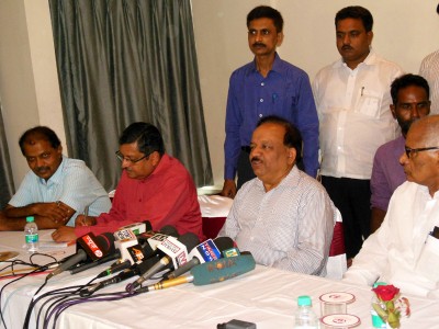Vardhan visits villages affected by encephalitis in Patna, Muzaffarpur  